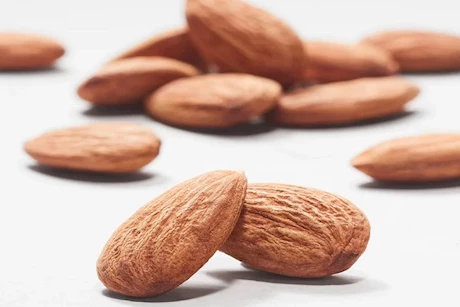 ماذا يحدث لجسمك عند تناول اللوز المنقوع؟