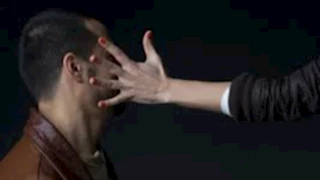 بالحرم.. فيديو لامرأة تصفع رجل أمن يشعل الجدل ورد رسمي من السلطات