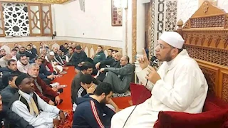 مسجد بالمنصورة يشهد إقبالًا كبيرًا من الطلاب الوافدين.. والسر في الإمام (صور)