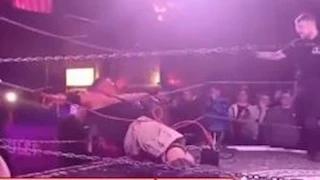 "القتال حتى الموت".. مصارع يصعق والده بالكهرباء في فيديو صادم 