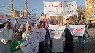 آلاف المصلين يرفعون لافتات رفض تهجير الفلسطينيين خلال صلاة عيد الفطر بالفيوم -صور