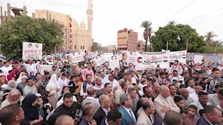 الآلاف من أبناء الوادي الجديد ينظمون وقفة ضد تهجير الفلسطينيين -صور 