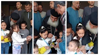 قس يوزع العيديات على أطفال قرية القلمينا بقنا -صور