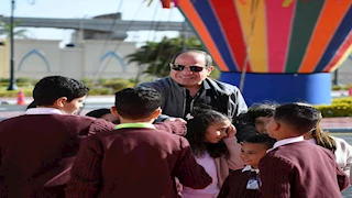 السيسي يلتقط صورا تذكارية مع أبناء الشهداء خلال احتفالية عيد الفطر