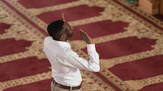 حكم رفع اليدين والجهر بالتكبير في صلاة العيد