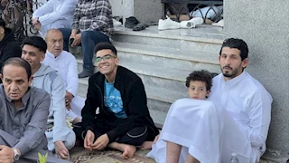 بالجلابية.. أحمد حجازي يؤدي صلاة عيد الفطر في مسجد الدوحة بالإسماعيلية