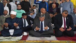  محافظ الإسكندرية يؤدي صلاة عيد الفطر بمسجد  "سيدي أبي العباس المرسي" - صور