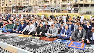 بالصور - محافظ أسيوط يؤدي صلاة عيد الفطر وسط حضور جماهيري كبير