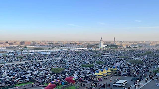 محافظ السويس يؤدي صلاة عيد الفطر في ساحة الخالدين بحي فيصل