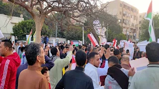 تحت عنوان لا للتهجير .. أهالي بنها ينظمون وقفة تضامنية بعد صلاة العيد (فيديو وصور)