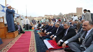محافظ المنيا يؤدي صلاة عيد الفطر بساحة مدرسة الفريق صفى الدين أبوشناف ( صور )