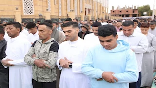 محافظ الوادي الجديد يشارك أهالي الداخلة صلاة عيد الفطر المبارك -صور