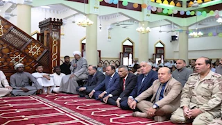 محافظ أسوان يوزع العيدية على الأطفال -صور