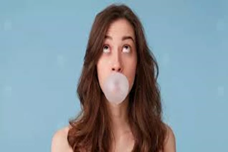 العلكة.. هل مضغها قبل تناول الطعام يسبب الشراهة؟ 