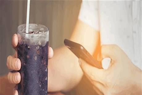 احرص على تناوله بالسحور.. استشاري يكشف مشروب يمنع العطش