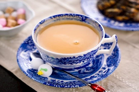 شرب الشاي بلبن بعد السحور- خبير تغذية: يسبب هذه الأضرار