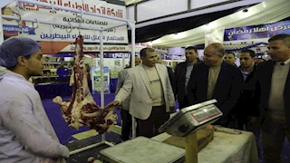 محافظ المنيا يوجه بضخ المزيد من السلع في معارض "أهلاً رمضان" -صور