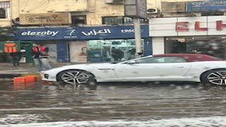 الأمطار تغرق شارع أحمد عرابي بالمهندسين.. صور