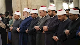 للصلاة وسماع القرآن على مدرسة التلاوة المصرية.. الآلاف يؤدون العشاء والتراويح بالجامع الأزهر (فيديو وصور)