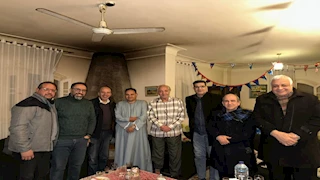 كنافة ومدفأة حطب.. عبدالعزيز مخيون يستضيف أصدقاءه في سهرة رمضانية بالبحيرة - صور