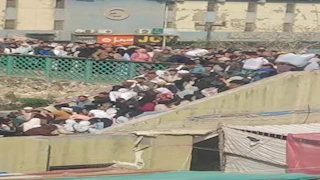 "الحقونا قبل ما يقع".. زحام هائل أعلى كوبري مشاة يهدد سلامة المواطنين بالبحيرة - فيديو وصور