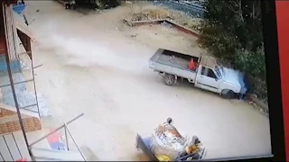 سيارة طائشة تدهس أسرة أثناء جلوسهم أمام منزلهم.. مصرع سيدة وإصابة 3 بينهم طفل - صور