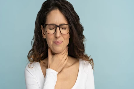 بحة الصوت المفاجئة.. متى تكون علامة على مشكلة صحية خطيرة؟