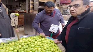 محافظ الدقهلية يتجول وحيدًا في سوق كفر البدماص لمراقبة الأسعار -صور 