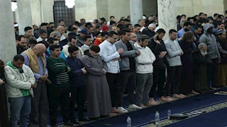 13 صورة من صلاتي العشاء والتراويح بالجامع الأزهر في تاسع ليالي رمضان