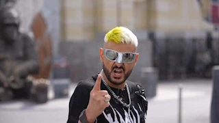 "سبب شهرته رقص على سطلانة".. رامز جلال يقدم طاهر محمد طاهر