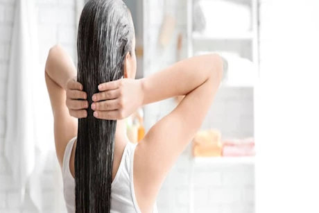 لنمو الشعر.. 6 وصفات منزلية يمكنك إضافتها إلى فروة الرأس