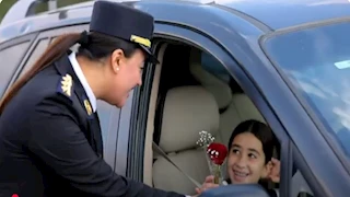 بالورود والهدايا.. الداخلية تشارك المواطنين الاحتفال بعيد الفطر | فيديو