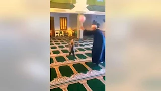 مشايخ يلعبون بالبالونات مع الأطفال في مسجد.. وأوقاف الإسماعيلية تعلق -فيديو 