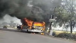 اشتعال النيران في أتوبيس ركاب بكفر الشيخ - صور