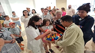 متحف شرم الشيخ يوزع حلوى على السياح بمناسبة العيد -صور