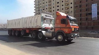 فيديو أفزع المواطنين.. تطاير أحجار من سيارة نقل يثير الرعب على الدائري