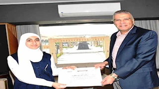 محافظ أسوان يكرم الطالبة "زينب السيد" بطلة الجمهورية في حفظ وتلاوة القرآن -صور
