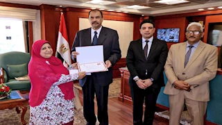 محافظ سوهاج يكرم الفائزة بلقب الأم المثالية ضمن احتفالات العيد القومي (صور)