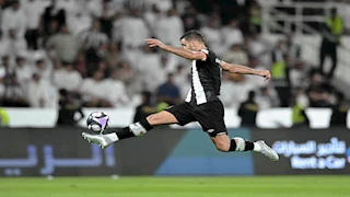 "بسبب ركلة جزاء".. خلاف بين عبد الرزاق حمد الله لاعب الشباب السعودي وزميله (فيديو)