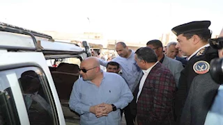 بالصور- محافظ بني سويف يتفقد مواقف السيارات لمتابعة الالتزام بتعريفة الركوب الجديدة 