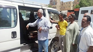 بالصور.. محافظ أسوان يتابع التزام مواقف الأجرة بالتعريفة الجديدة 