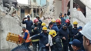 النيابة العامة تعاين عقار اللبان المنهار في الإسكندرية.. والبحث مستمر عن سيدة -فيديو وصور 