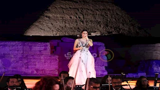 بعد انتهاء زيارة ماكرون.. فرح الديباني تشدو بأجمل أغانيها بالأهرامات (15 صورة)