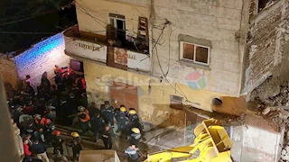 انتشال جثة سيدة من أسفل أنقاض عقار الإسكندرية.. وتوقف أعمال البحث- فيديو وصور