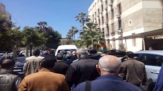 بالفيديو والصور- تشييع جنازة المخرج مصطفى درويش زوج الفنانة عارفة عبد الرسول بالإسكندرية