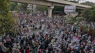 "رجم نتنياهو وترامب بالأحذية".. مسيرة مليونية في بنجلاديش دعمًا لغزة (صور+فيديو)