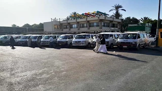 محافظ أسوان يؤكد استقرار حركة السيرفيس والالتزام بالتعريفة الجديدة -صور