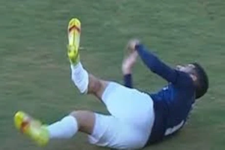 إصابة مفزعة لأحمد قندوسي خلال مواجهة سيراميكا وفاركو