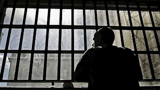 سجين عربي يطعن 3 ضباط بريطانيين ويرشهم بزيت الطهي المغلي