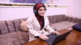 وزارة الاتصالات تستجيب لطالبة بمدرسة للمكفوفين وتسلمها"لابتوب" ومنحة تدريبية 